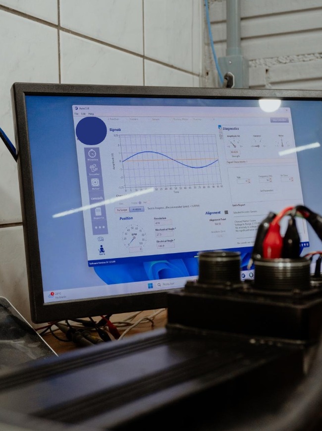 Diagnóstico eletrônico de servo motor na bancada Conttec